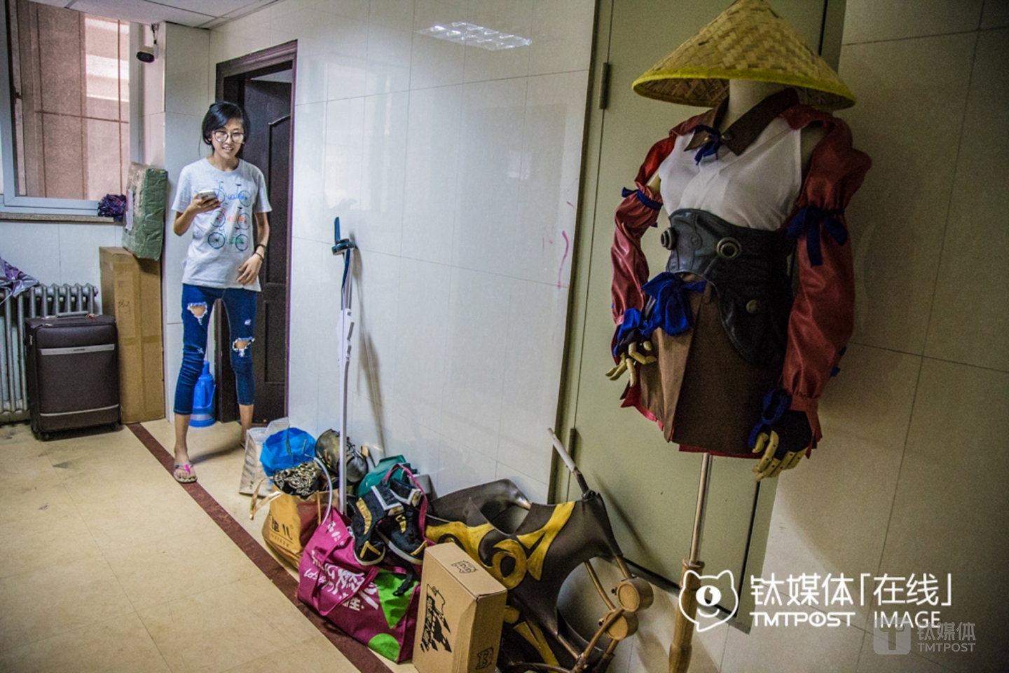 Lusan had no choice but to pile up her costumes on the corridor beside her dorm since it was too crowded inside the dorm.It cost her around RMB 4,000 to buy all these customers, mostly from Taobao. Her parents gave her RMB 2,000 every month, and she could earn around RMB 1,000 herself by doing part-time job. However, half her money was spent on cosplay, so she had to pinch and scrape.