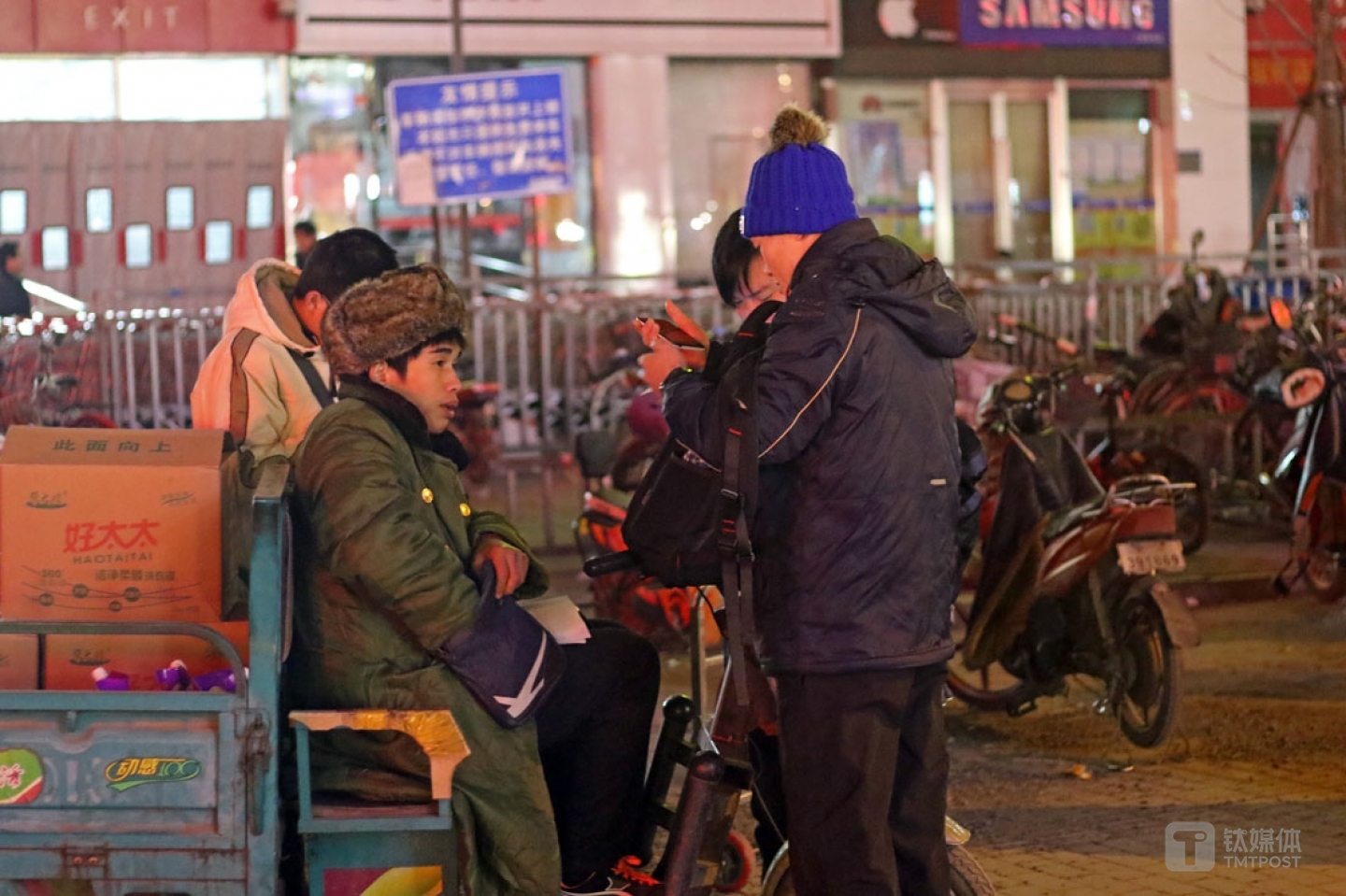 在雙橋做的這個(gè)地推，禮品是派活的人提供的，離開前，他們把沒用完的禮品還給了前來接應(yīng)的人，對(duì)方登記了他們的數(shù)量，約定在第二天結(jié)款。