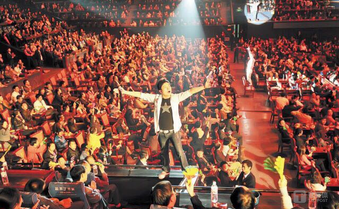 贺龙体育馆时的琴岛之夜表演