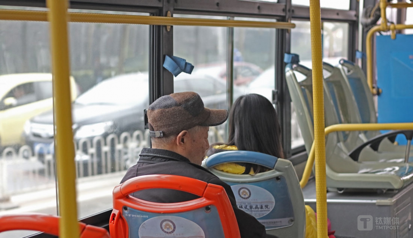 他說，自己前一天晚上失眠了，沒睡好，公交車的路程1個多小時，他一路打起了盹。