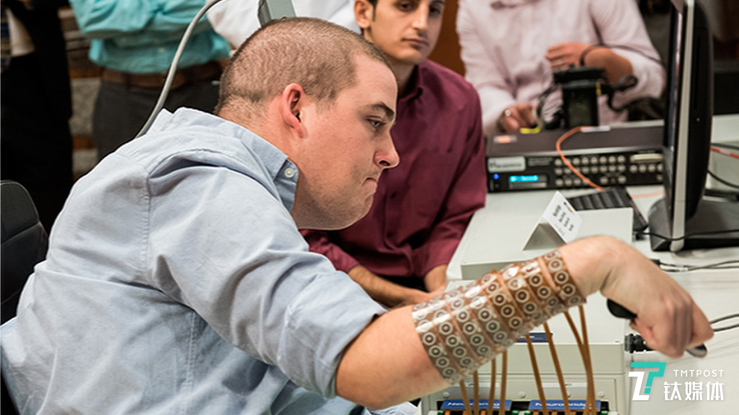 伊恩&middot;伯克哈特（Ian Burkhart）在进行脑机接口实验