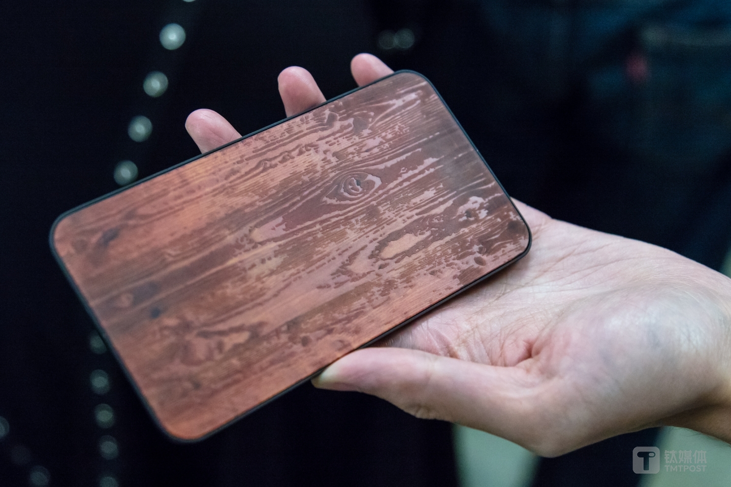 利用玻璃表面的雕刻技术模拟木制材料手感