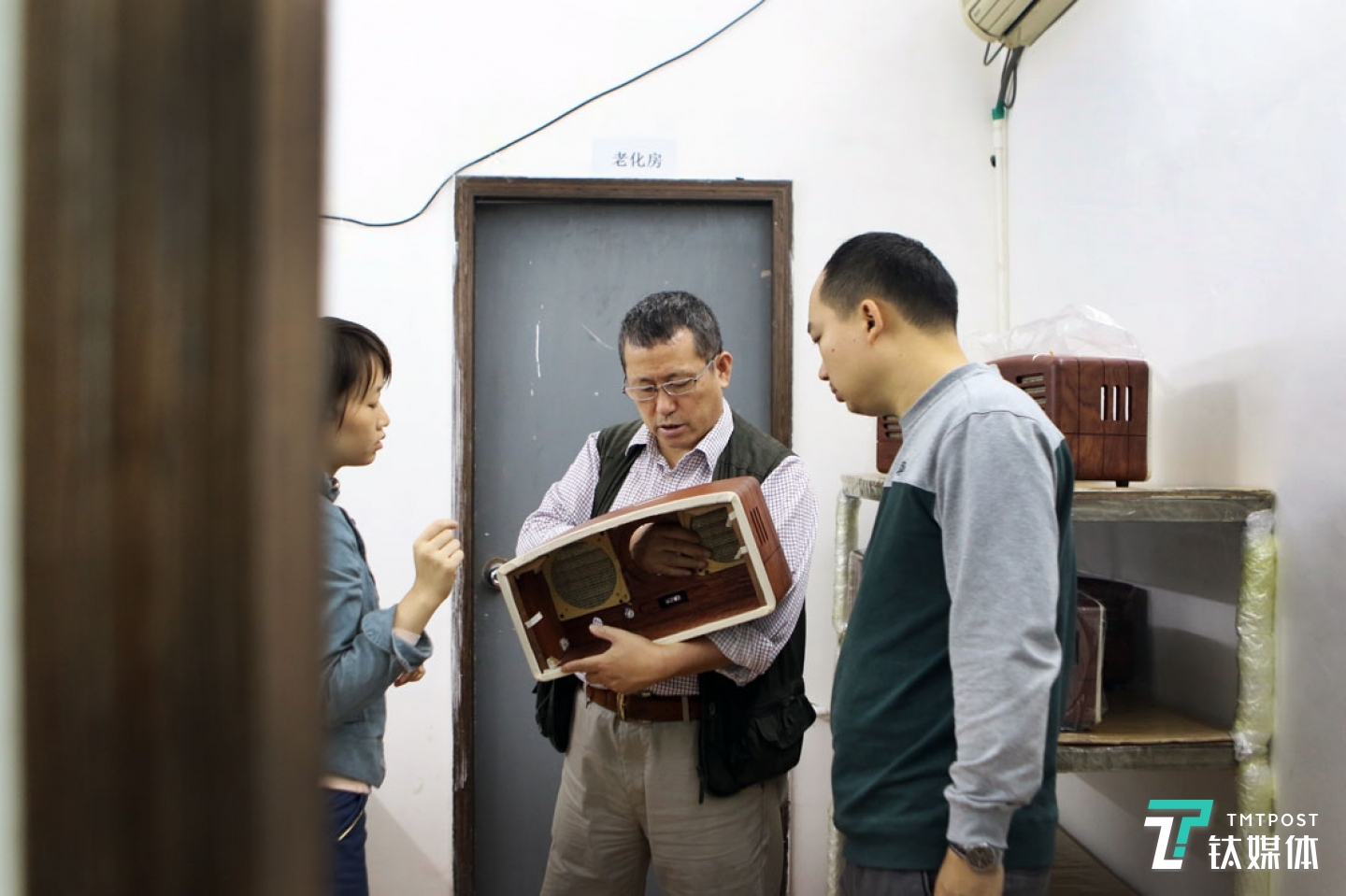 貓王收音機(jī)就是由極典生產(chǎn)。曾德鈞到工廠的管理時(shí)間，一個(gè)月加起來(lái)不到一天，其他時(shí)間到這里，他只談技術(shù)問(wèn)題，只討論產(chǎn)品和具體的設(shè)計(jì)。