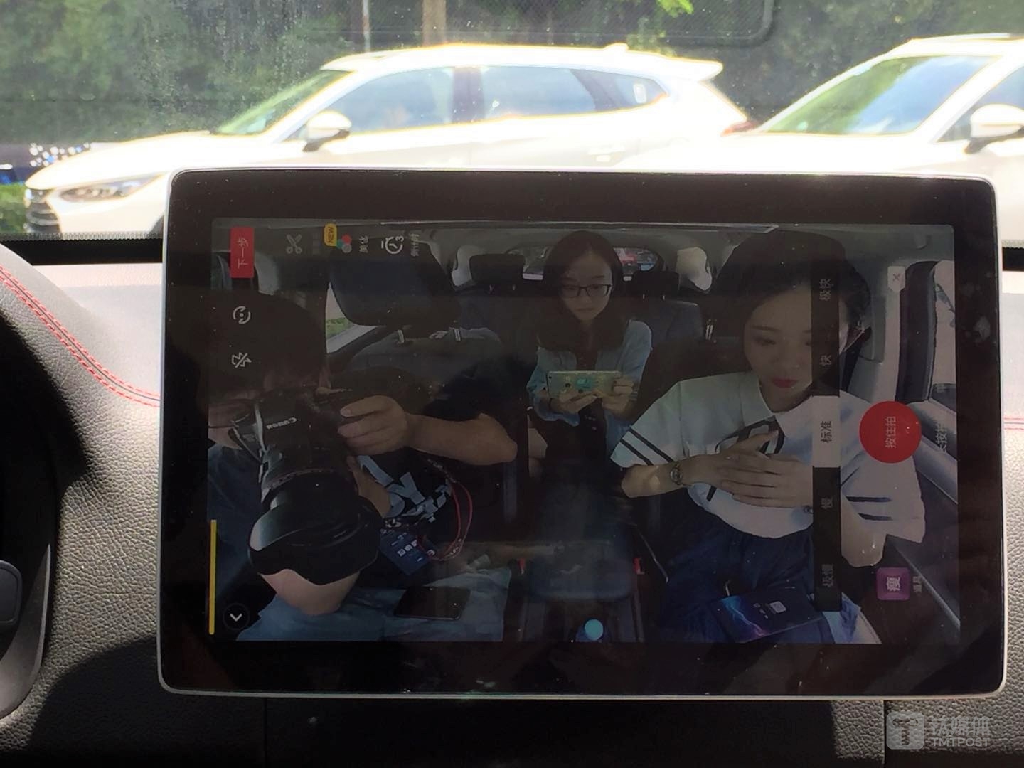 钛媒体编辑通过车内摄像头录抖音