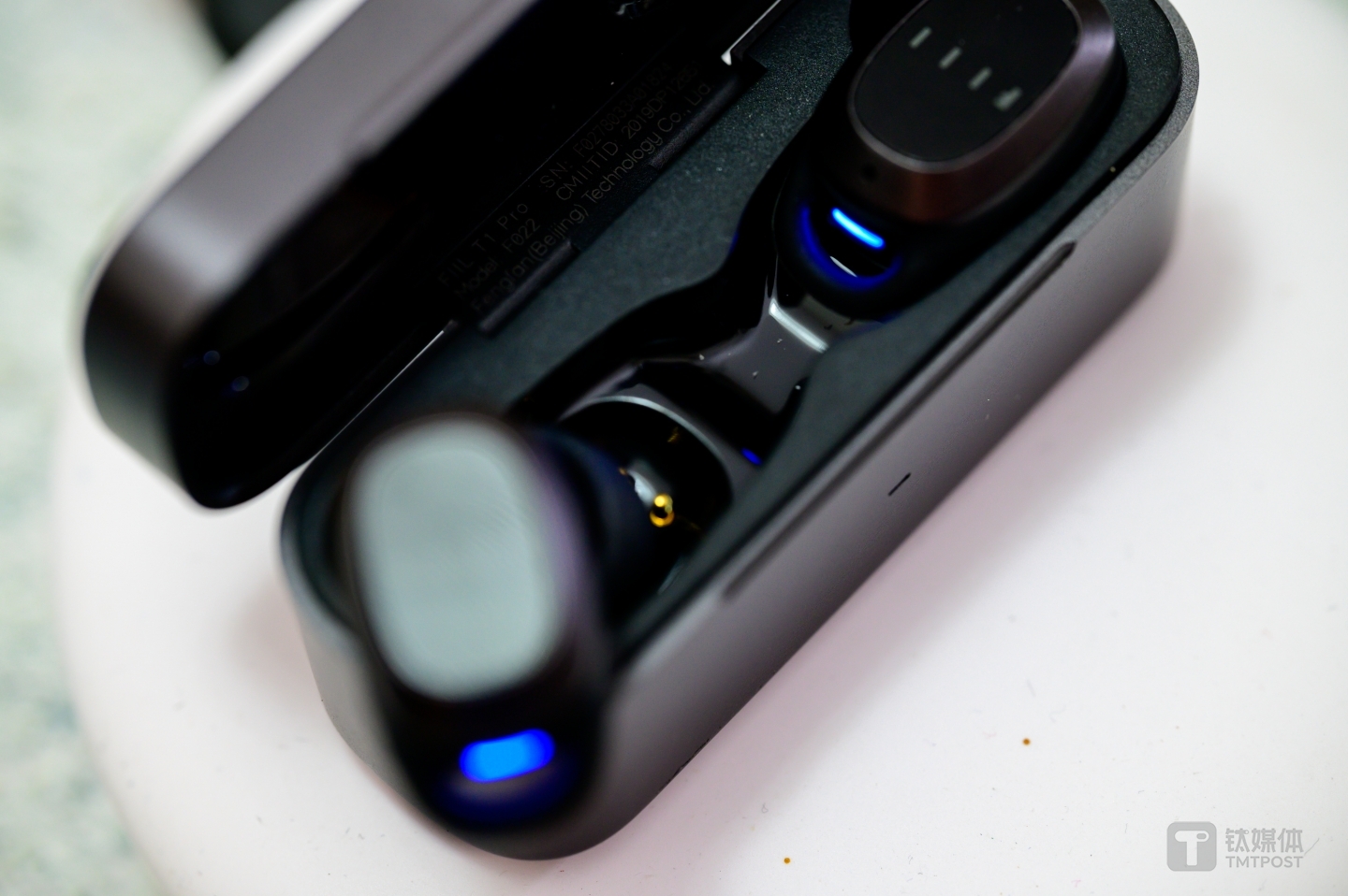 耳机上的指示灯