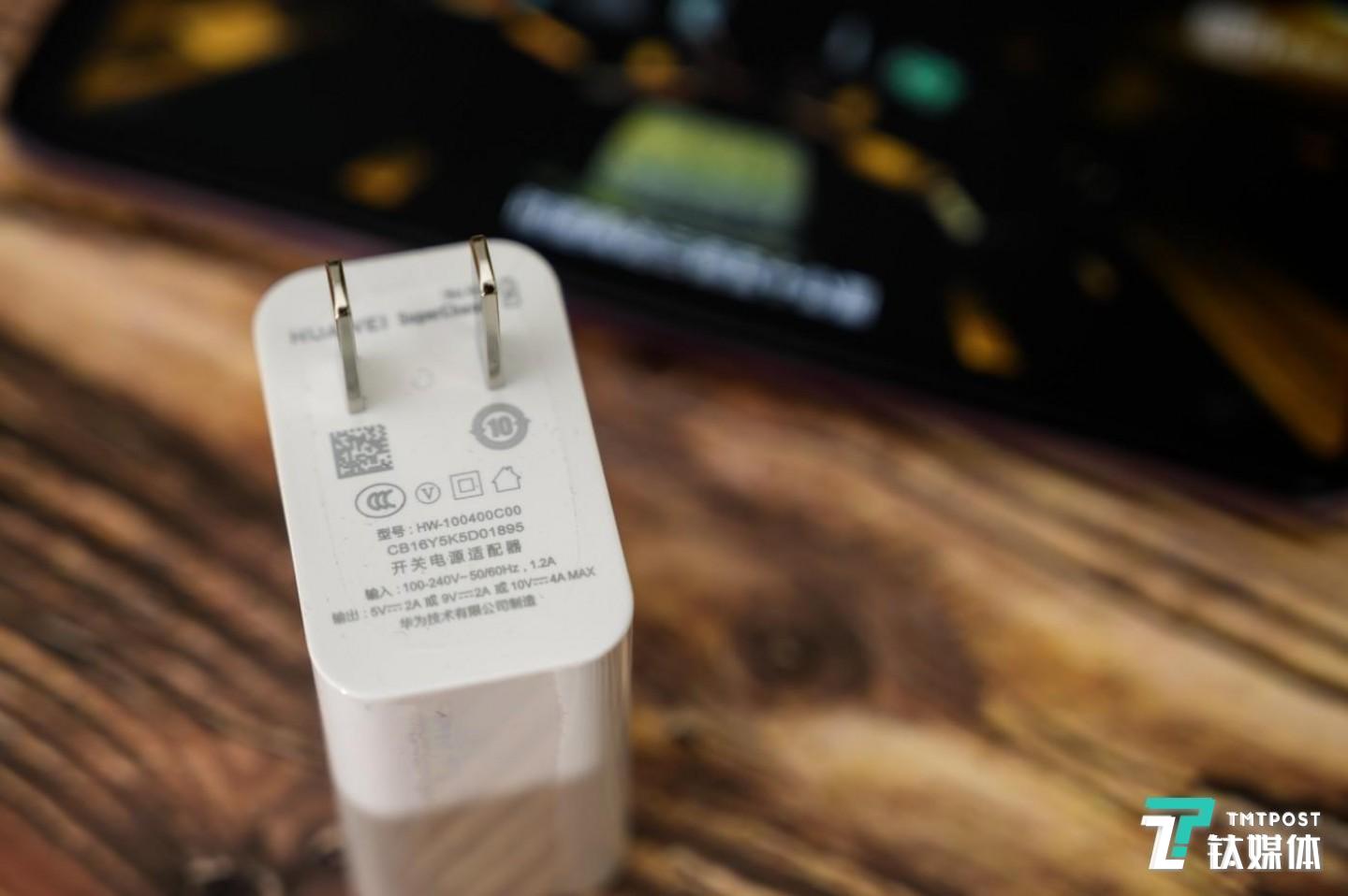 标配的 40W 充电器