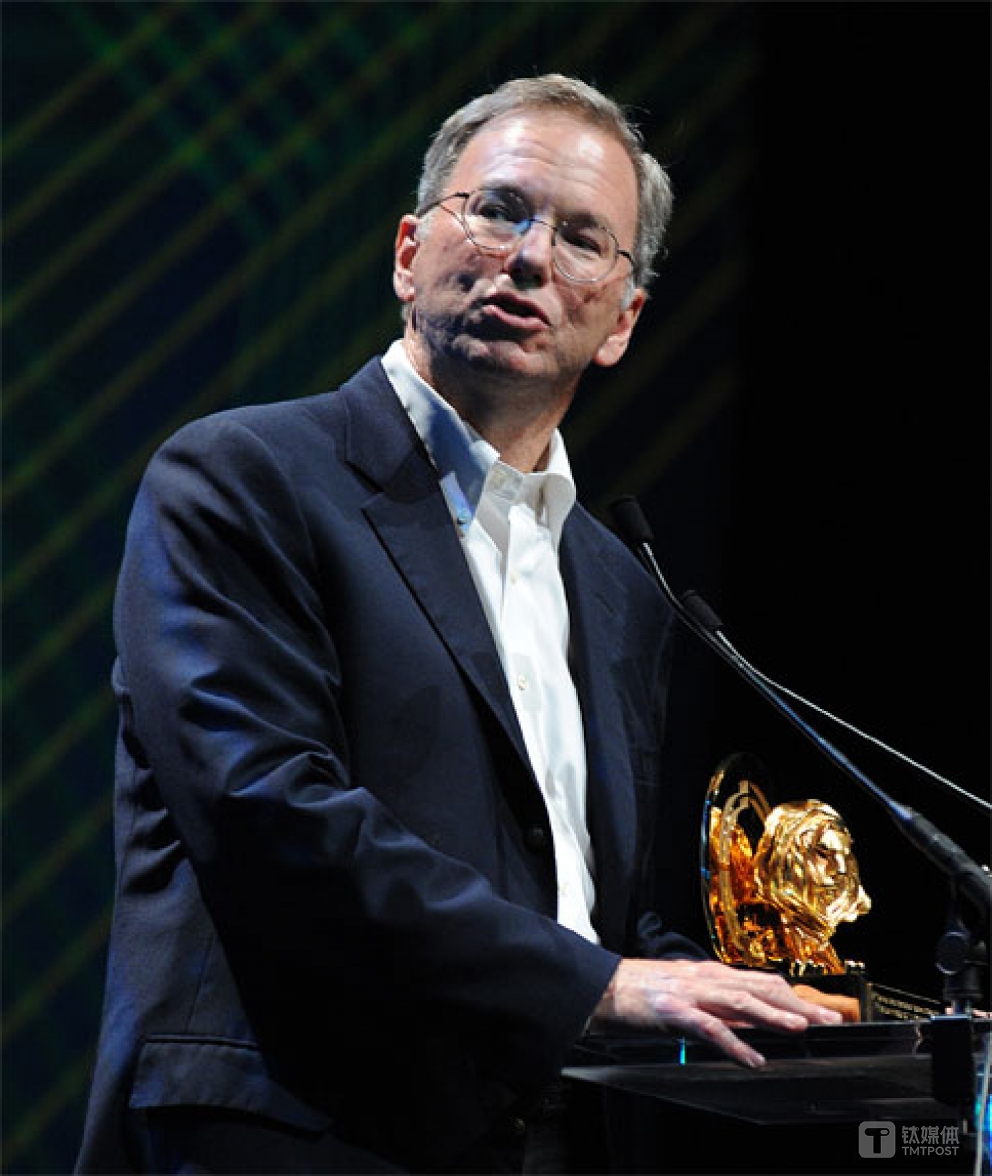 Google 主席施密特在2011年的戛纳广告节上讲话 来源：adweek