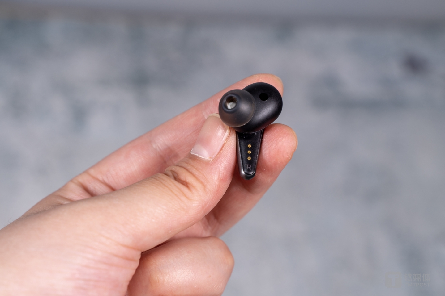 拾音麦克风位于腔体外侧，内侧为距离传感器