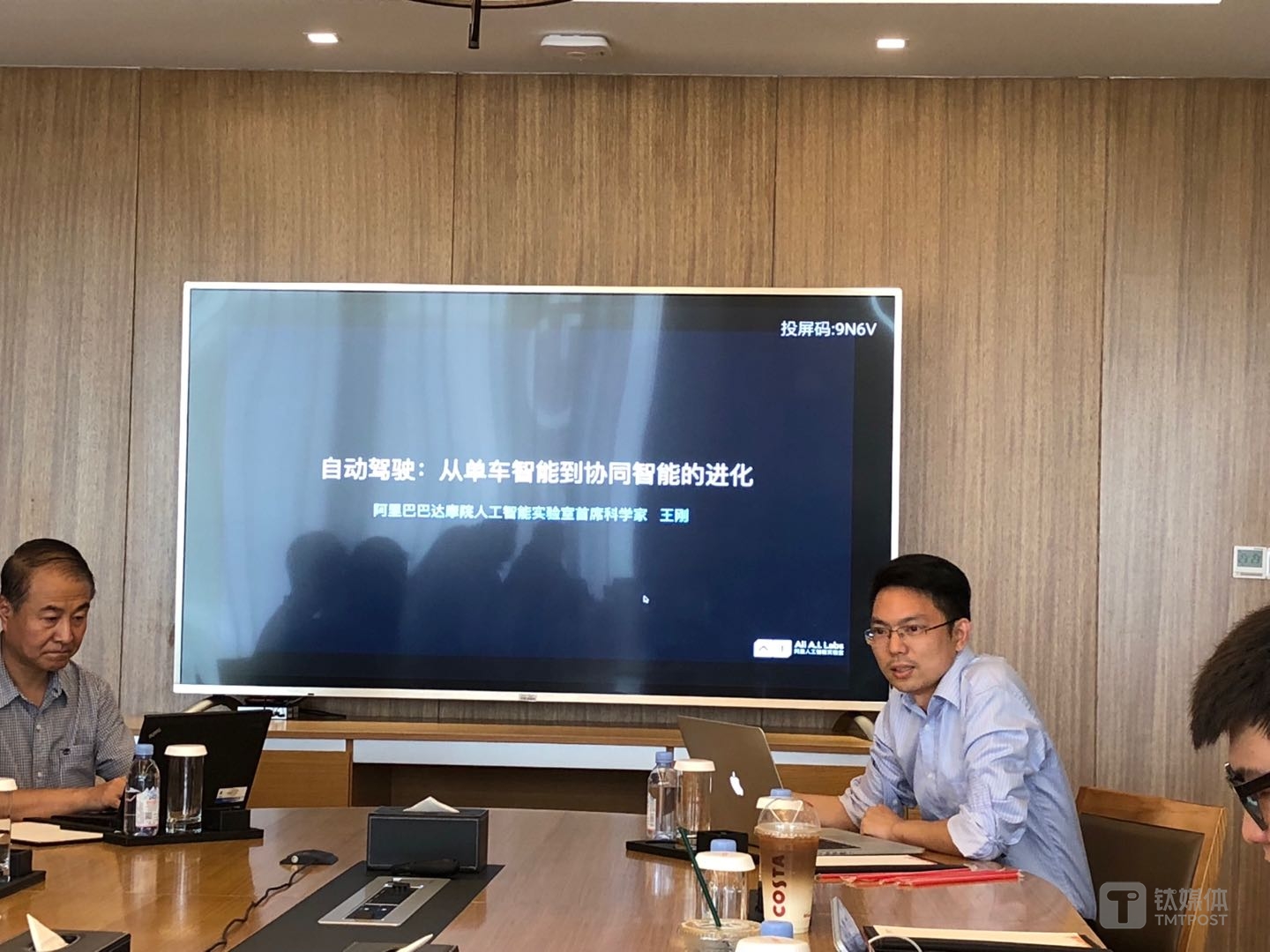 阿里巴巴首席科学家王刚（右）