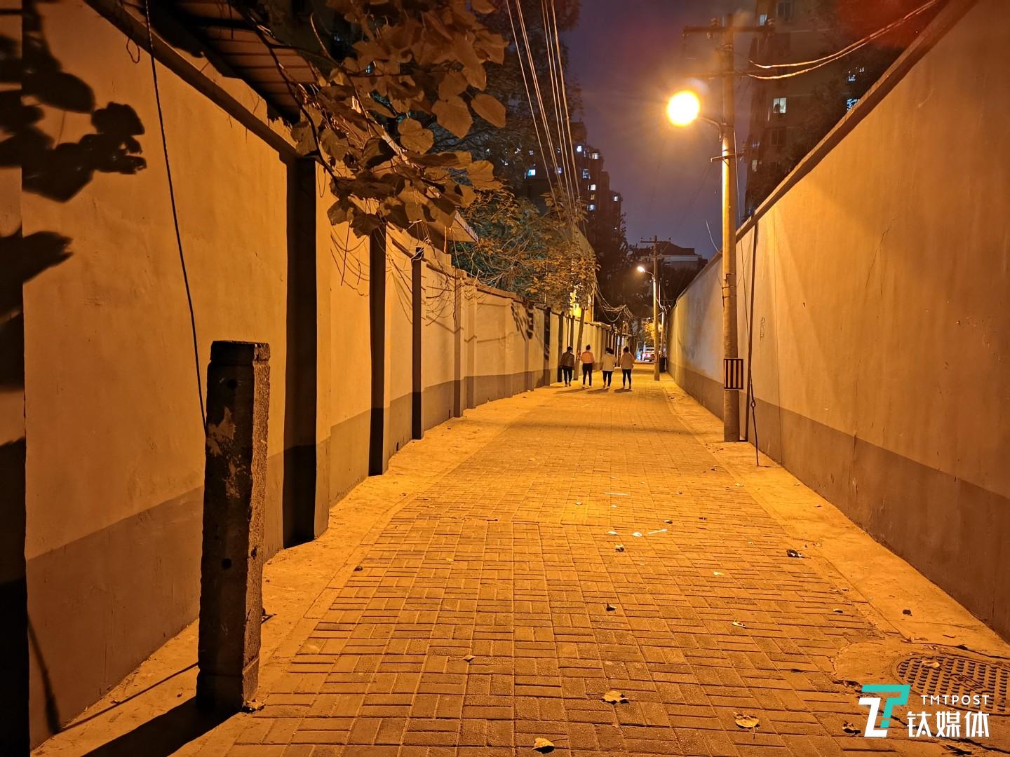 暗光条件下，打开夜景模式