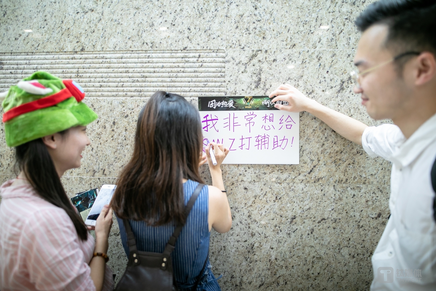 英雄联盟七周年年庆，带着提莫同款&ldquo;绿帽子&rdquo;的小姐姐与SMLZ女粉小姐姐