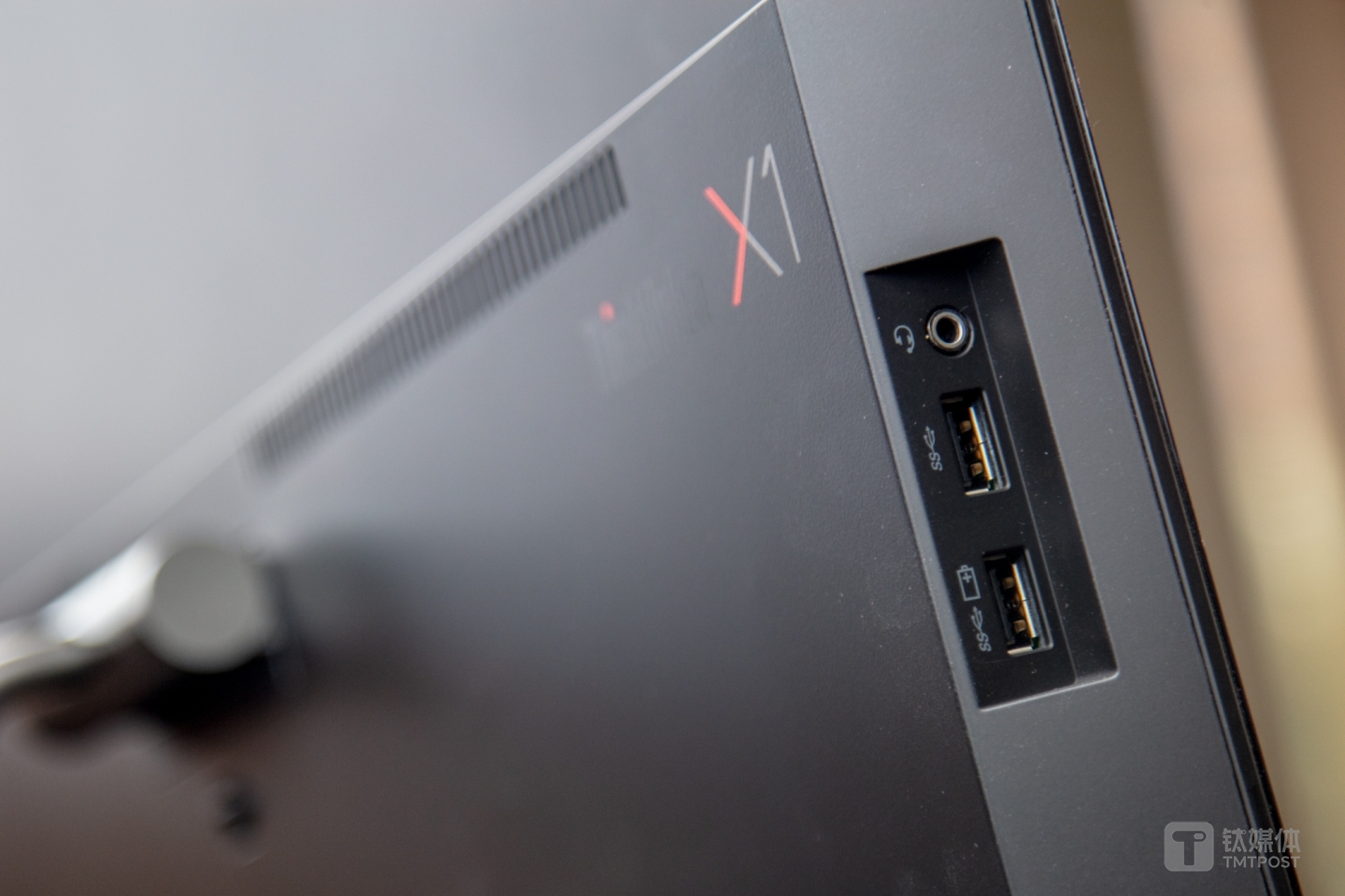 显示器侧面接口