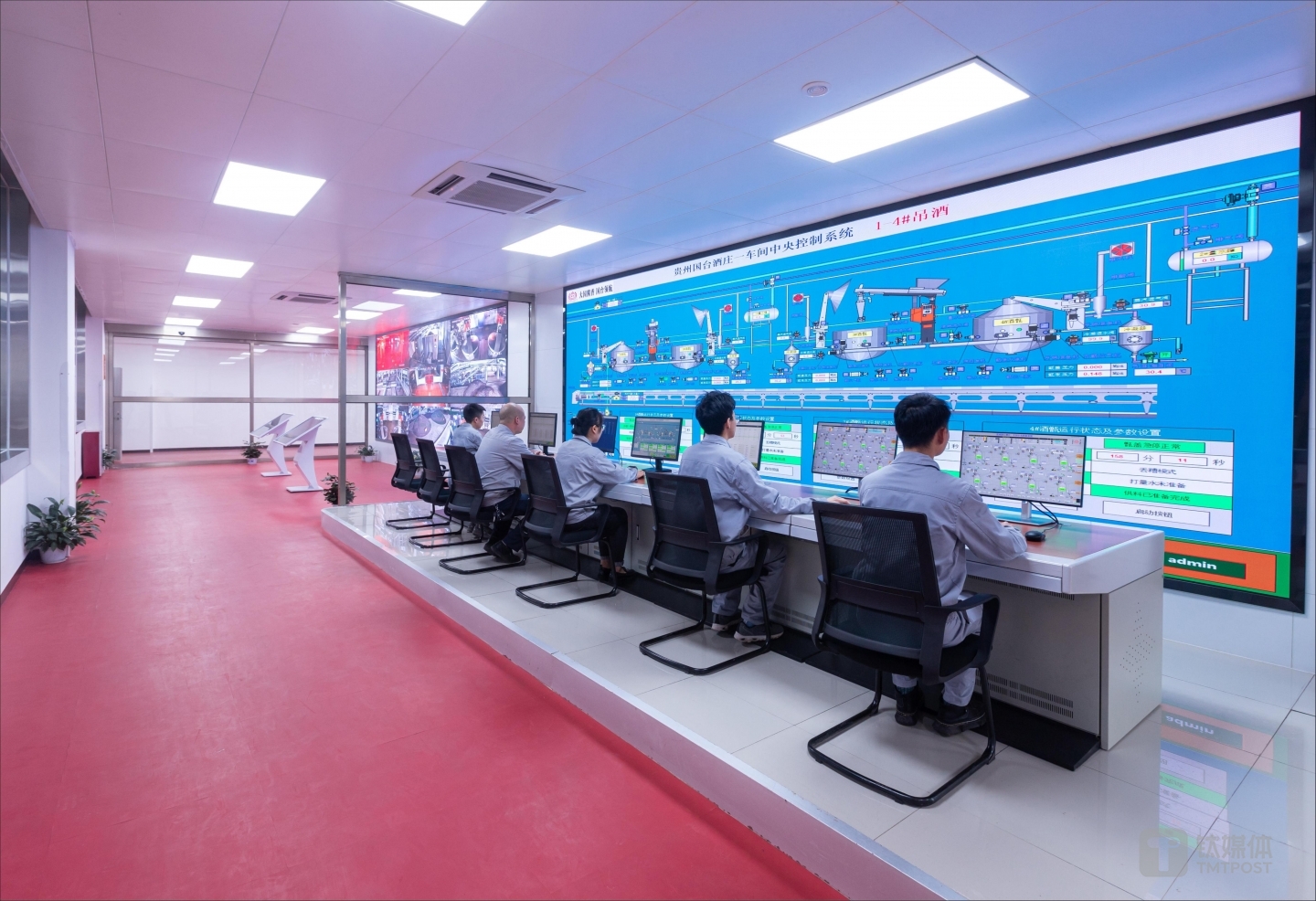 国台酒庄智能酿造一车间中央控制室）