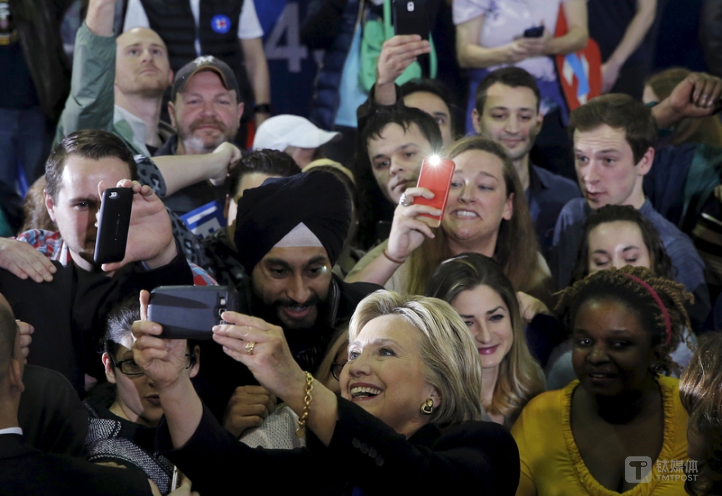 希拉里赴威斯康星州竞选与支持者自拍