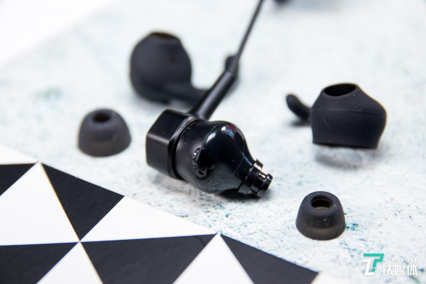 为了方便安装,耳翼上有凸起设计