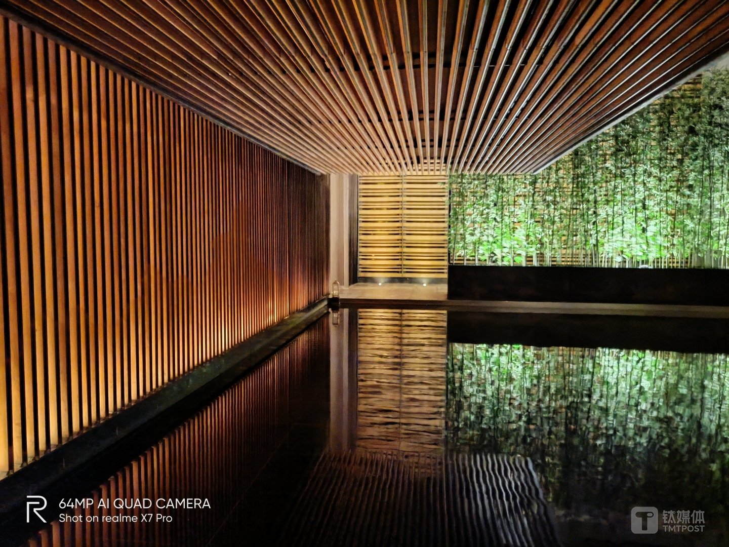 暗光下手持也可获得不错的夜景样片