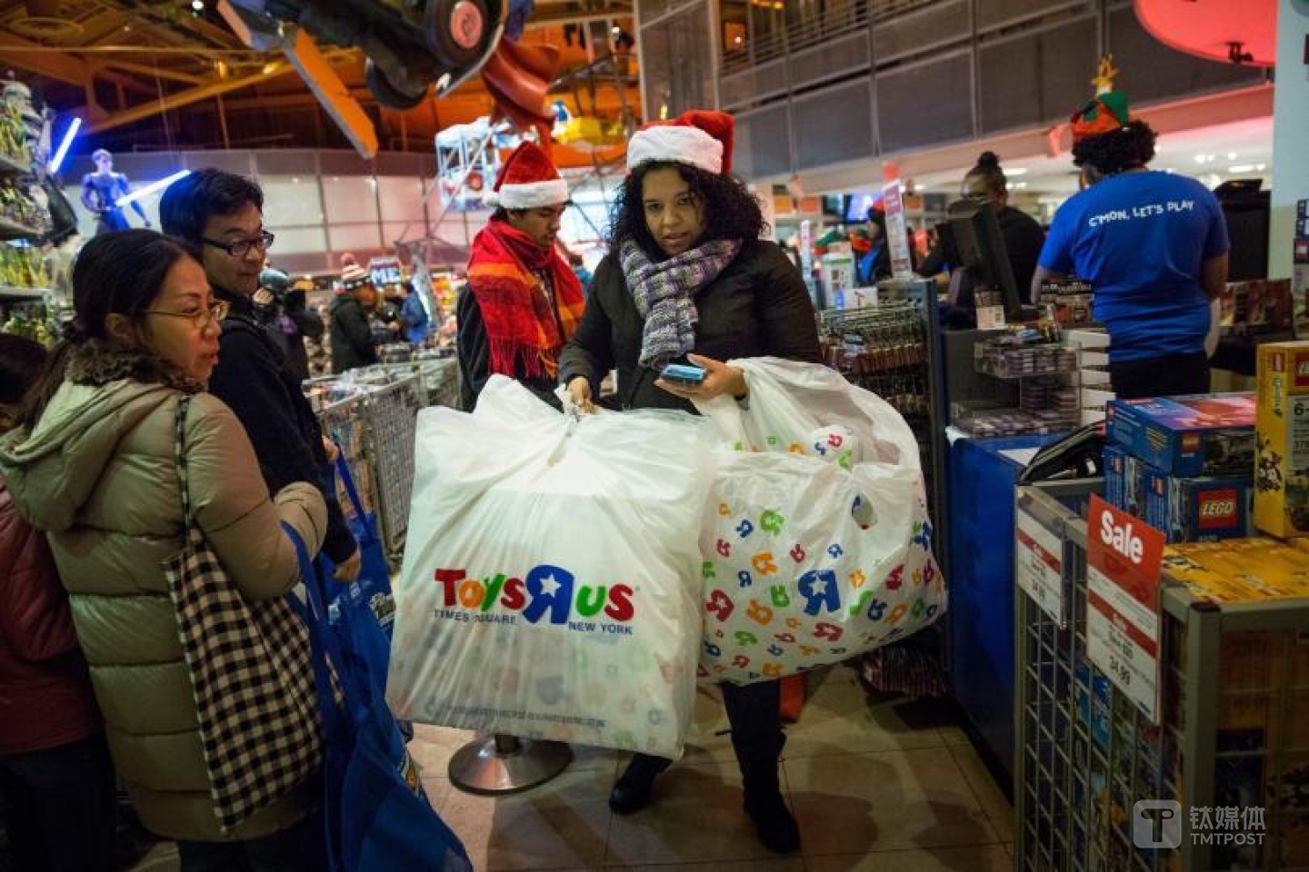 顧客在Toys R Us進(jìn)行圣誕采購(gòu)。圖片來(lái)源/ibtimes