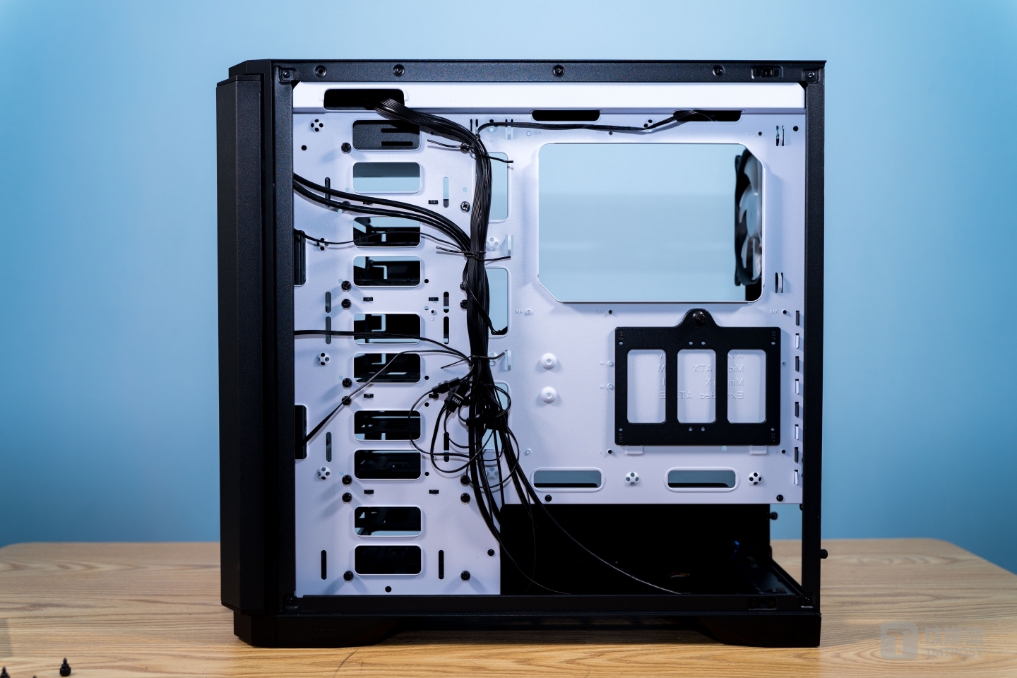 在另一侧还有两个2.5寸SSD硬盘位