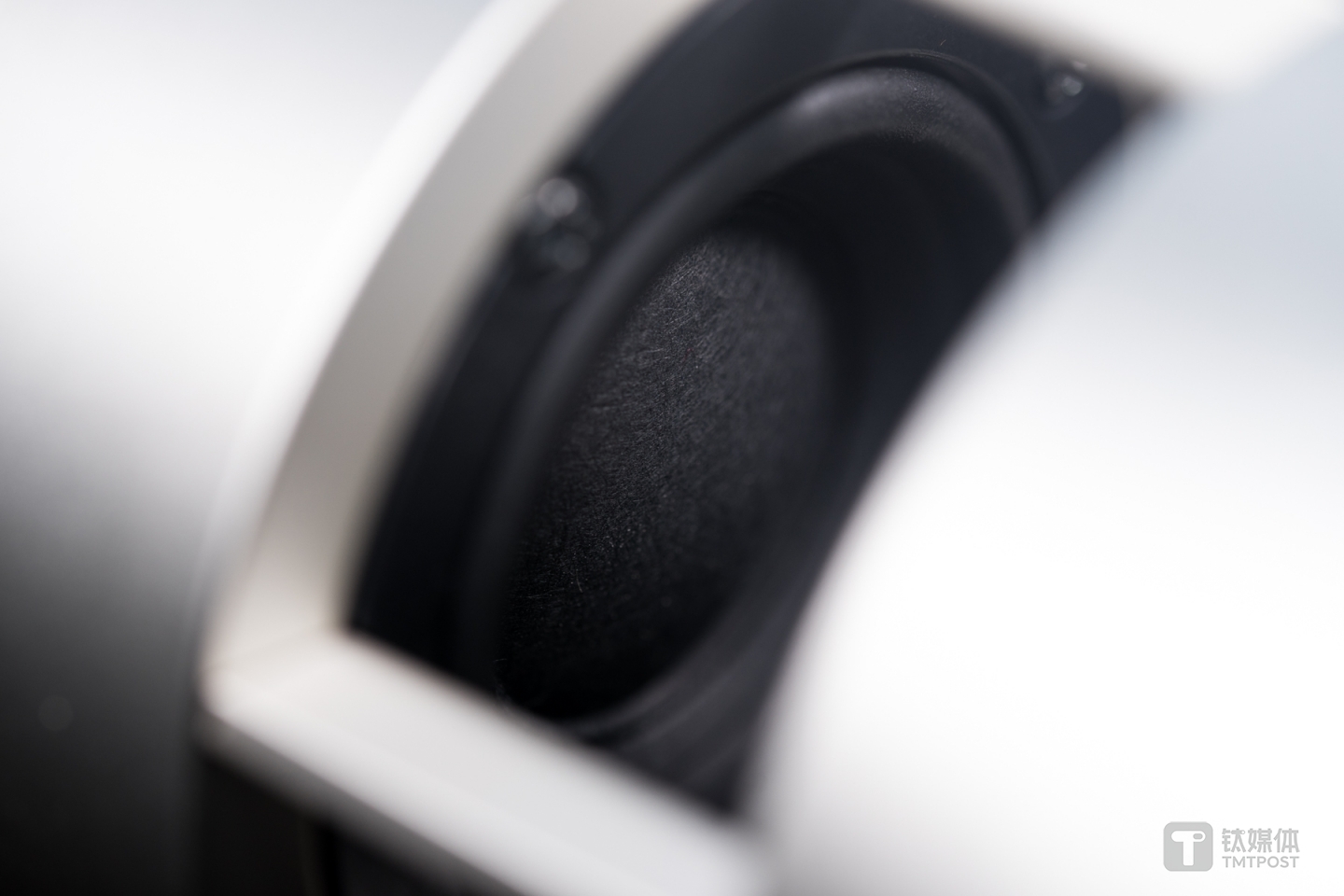 唯一的传统扬声器也藏起来了