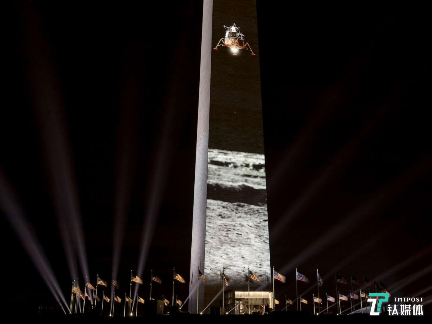 7月17日，美国华盛顿纪念碑，投射在纪念碑上的登月船和月球。2019是阿波罗11号登月50周年纪念。（图/Andrew Harnik AP）