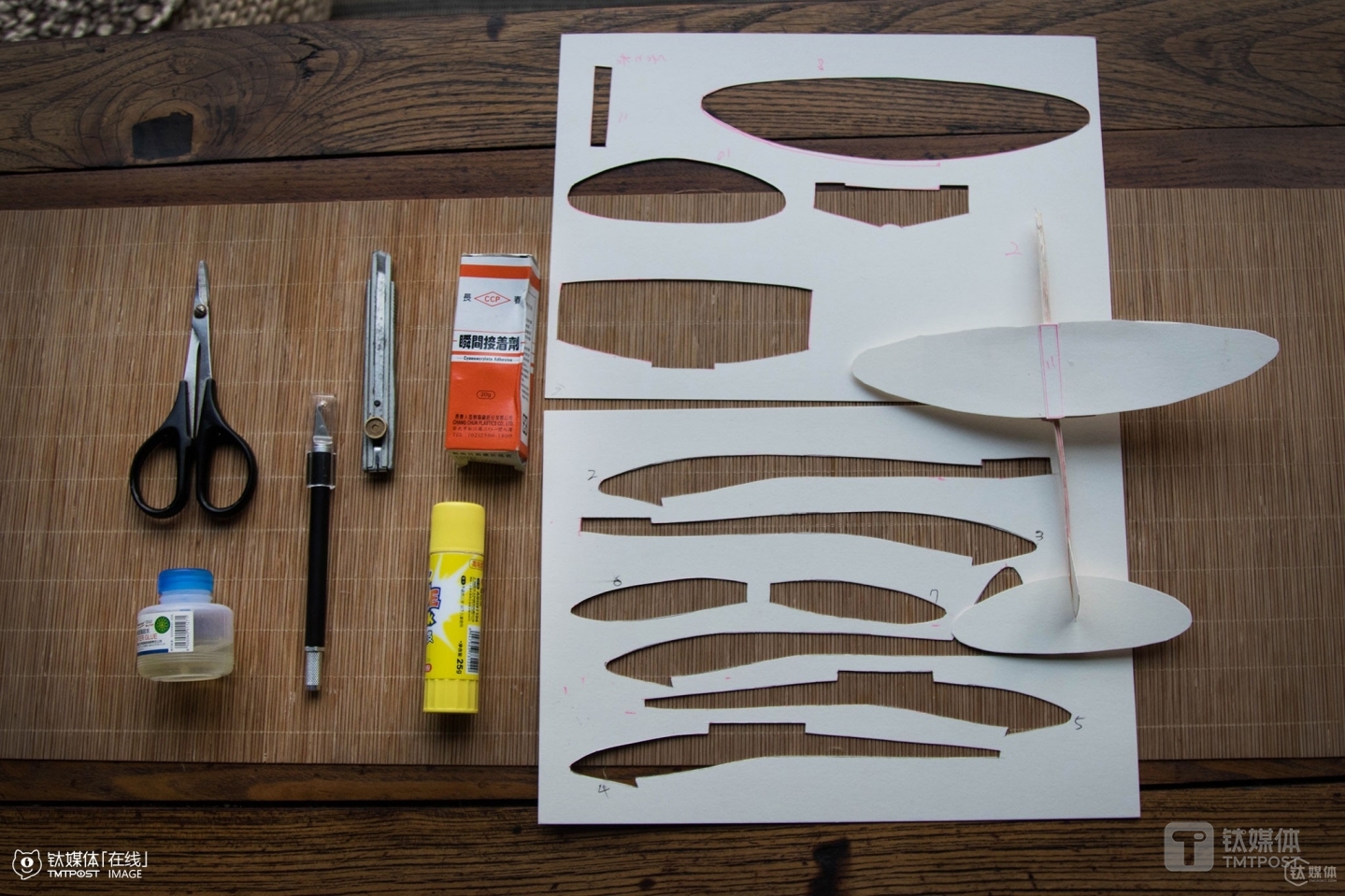 Zheng Fude’s courses start with the basics, paper plane making. On the cardboards, there are components needed to make a plane. And kids will need to cut them out and piece them together according to the instruction and make a plane that could actually fly. Currently Zheng is having trial classes in Beijing. “Kids in Beijing are quite different from kids in Taiwan, so do the parents.” Zheng commented. “We need observation and patience.”