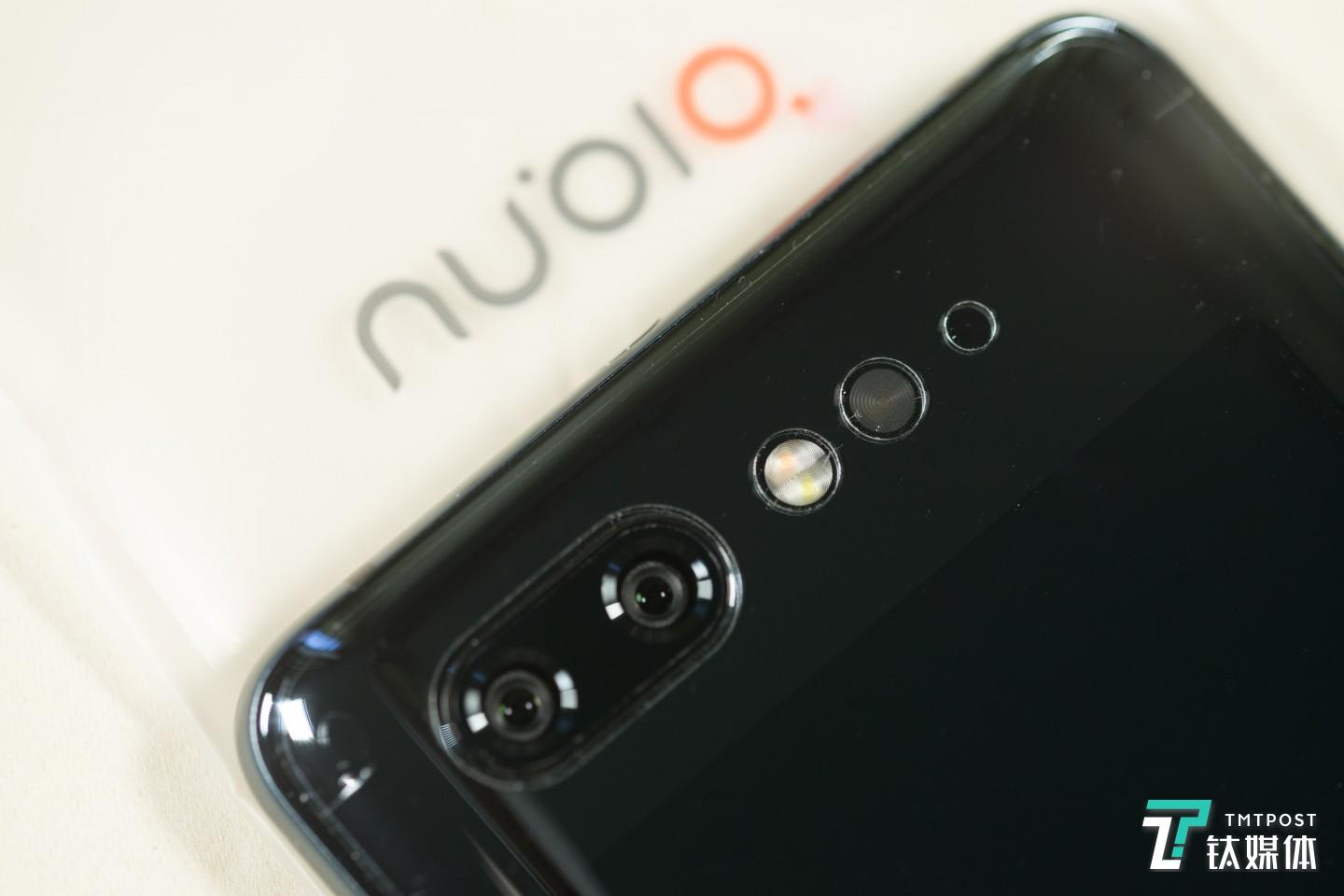 配置1600万像素+2400万像素双摄