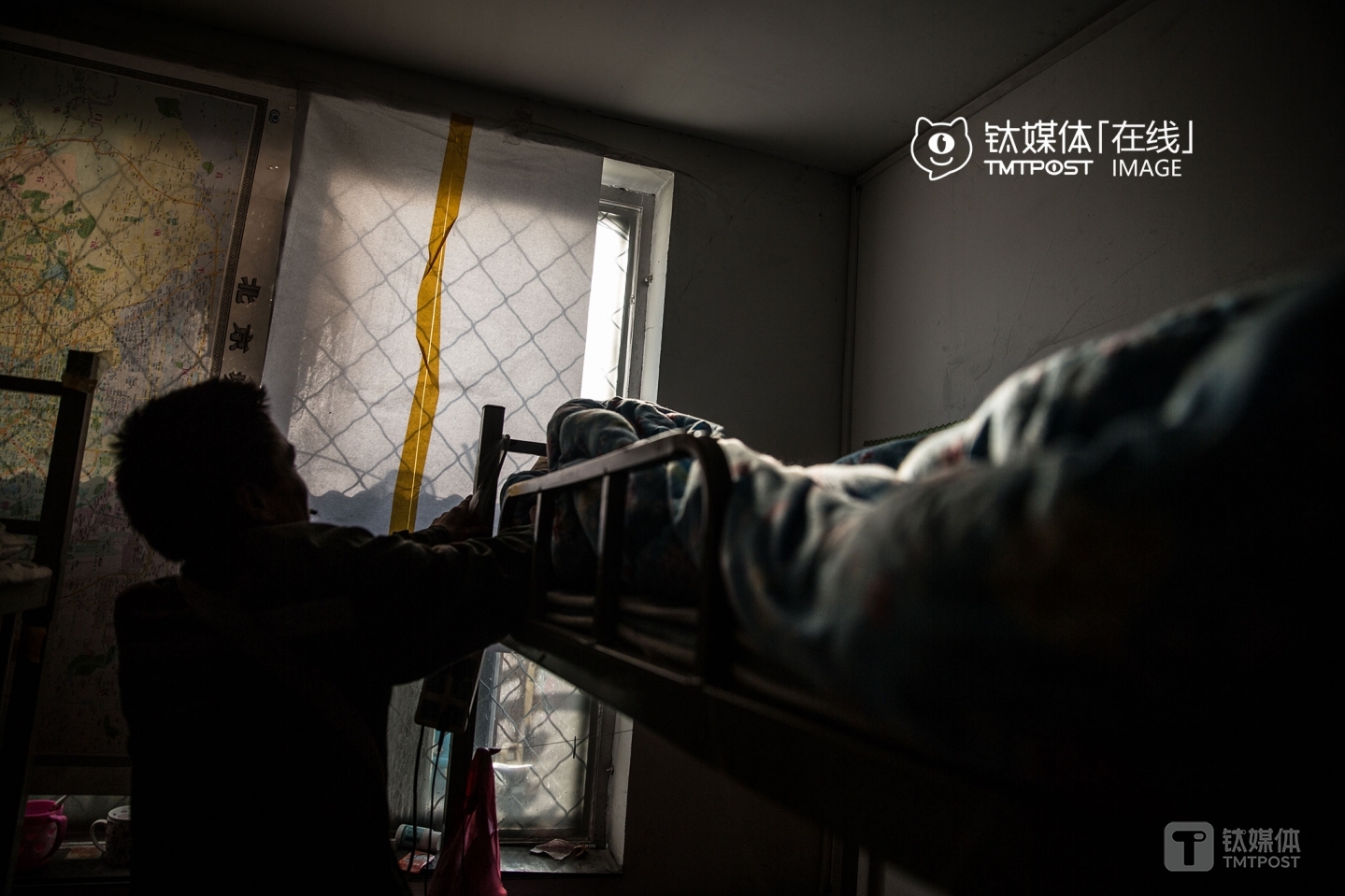 He did have free food and free place to sleep. This bunk bed in the above picture was where he could sleep. After going to the technical secondary school for a year also, he went out of his hometown at the age of 16 to work. Since then, he worked as construction worker, water pipe repairer and deliveryman. During the Spring Festival of 2016, he noticed a recruitment poster back in his hometown, so he signed up and went to Beijing along with the mediator. “We lived in a basement around Beihai Park, but when I was asked to sign a contract with them and be paid RMB 1,500 per month, I refused. They didn’t let me go until they kept my ID card and smartphone and asked for 800 as compensation,” he recalled. After leaving the basement, he got on a taxi and asked the driver to take him to the place where he could find the cheapest place to rent. So the driver drove him to Shuangshu of Chaoyang District, and that’s where he found a job in an express company.