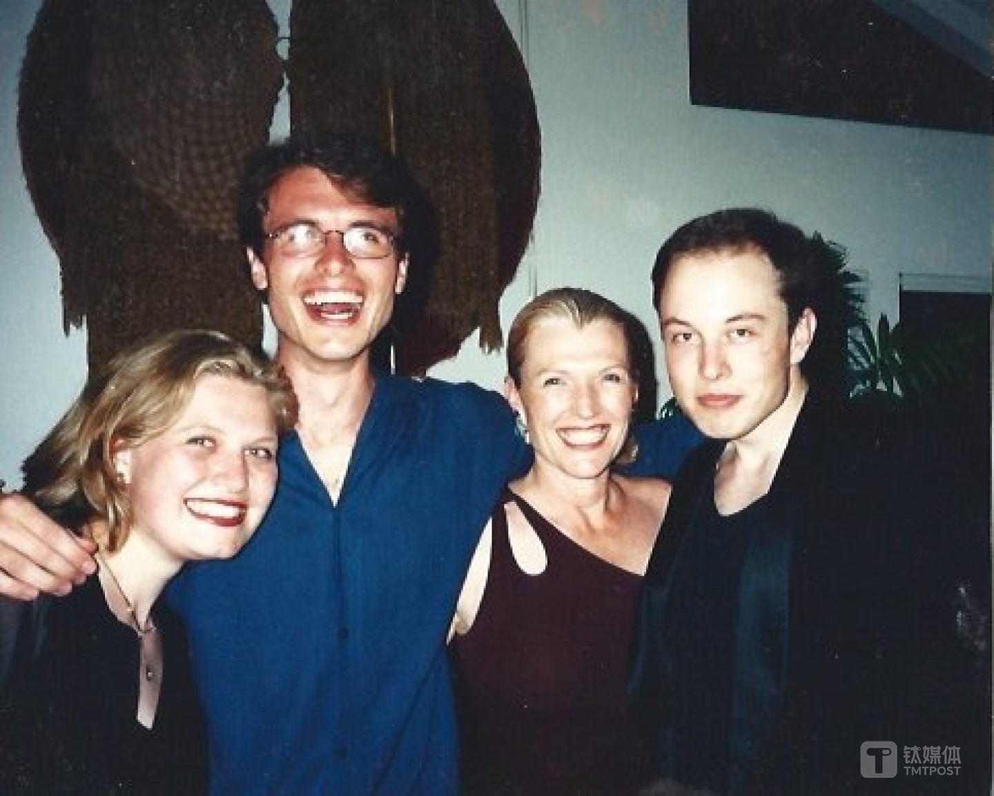 maye一家人在她五十生日时的合影