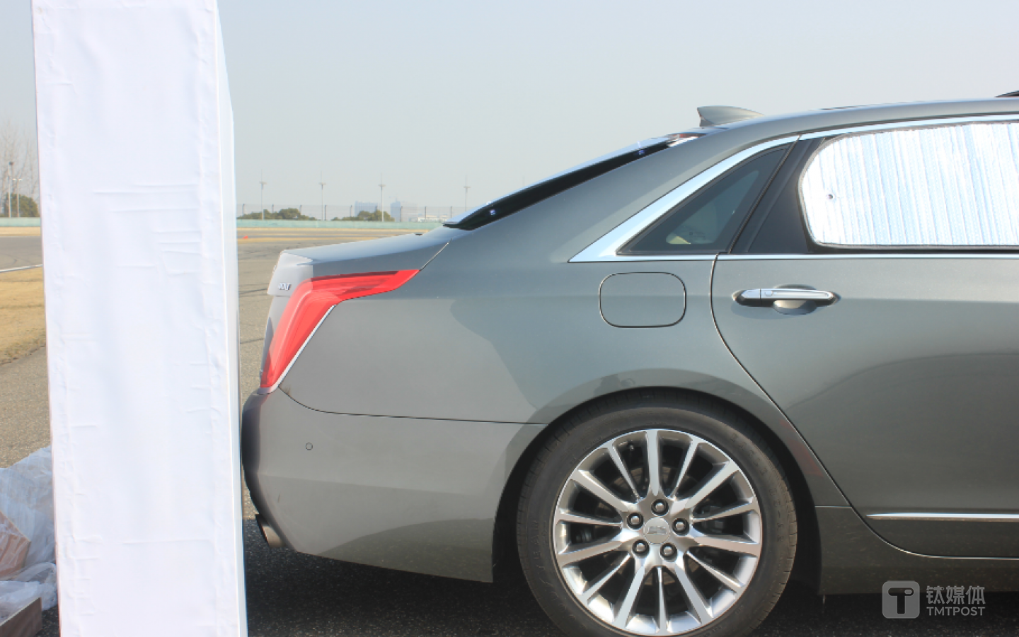 倒车时CT6自主刹停，距离障碍物1cm左右