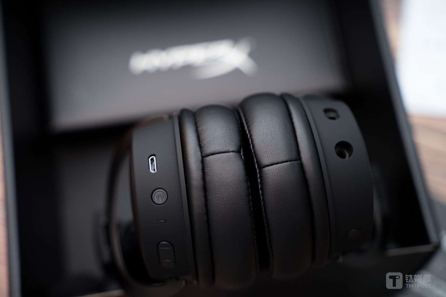 作为蓝牙耳机时，操作区位于底部