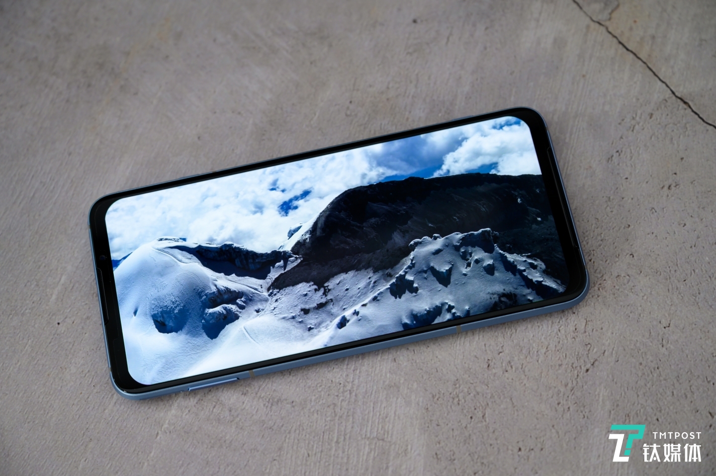 双立体声扬声器与无遮挡设计