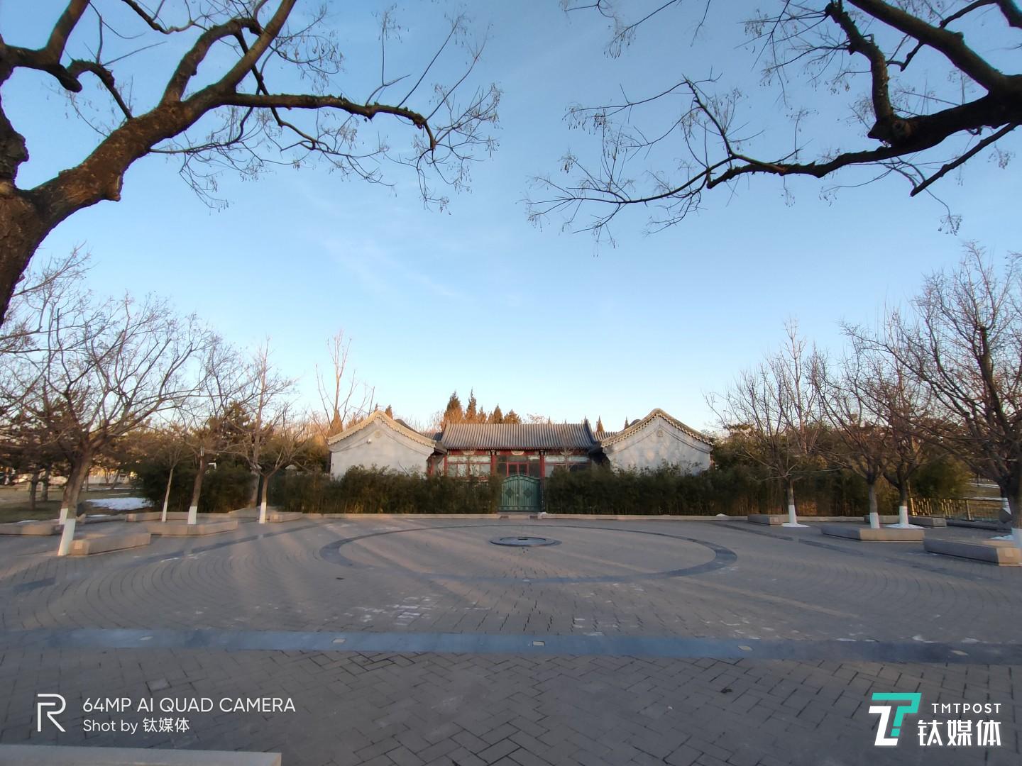 广角端镜头样张 焦距:1.66 毫米;光圈:f/2.3;快门速度:1/202。。