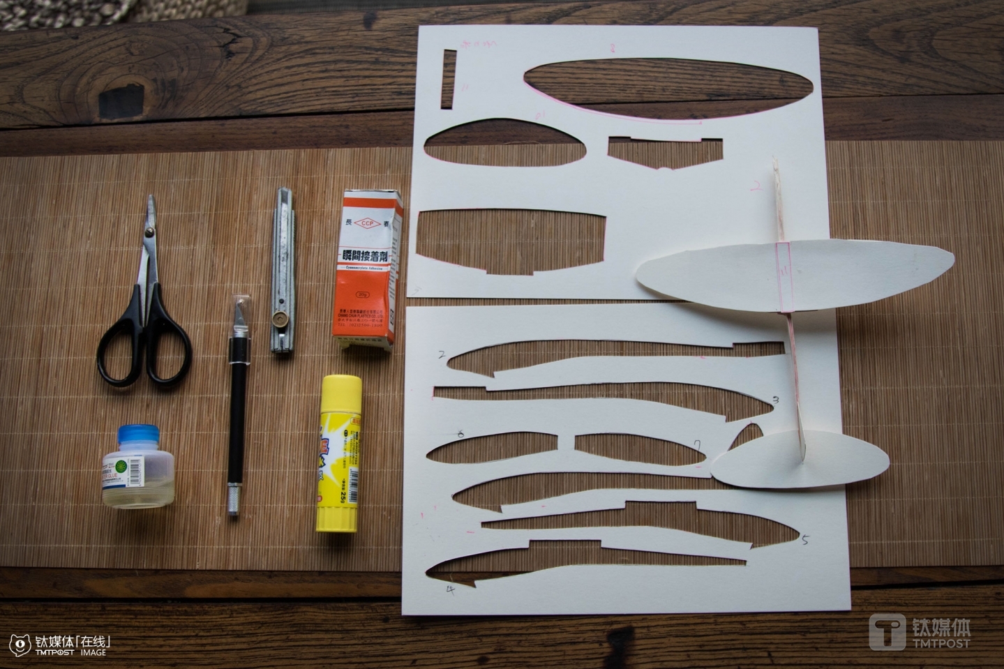 郑富德的航模课，都是从最基础的卡纸飞机开始。卡纸上，有手工绘成的“飞机零件”，孩子需要自己动手把“零件”剪下来，再按照标注的顺序进行粘贴，拼接成一架飞机。目前他在北京的课程，都是试教，“这边的孩子和台湾的孩子有一些不一样，家长的心态也不一样，我们也需要观察和磨合”。