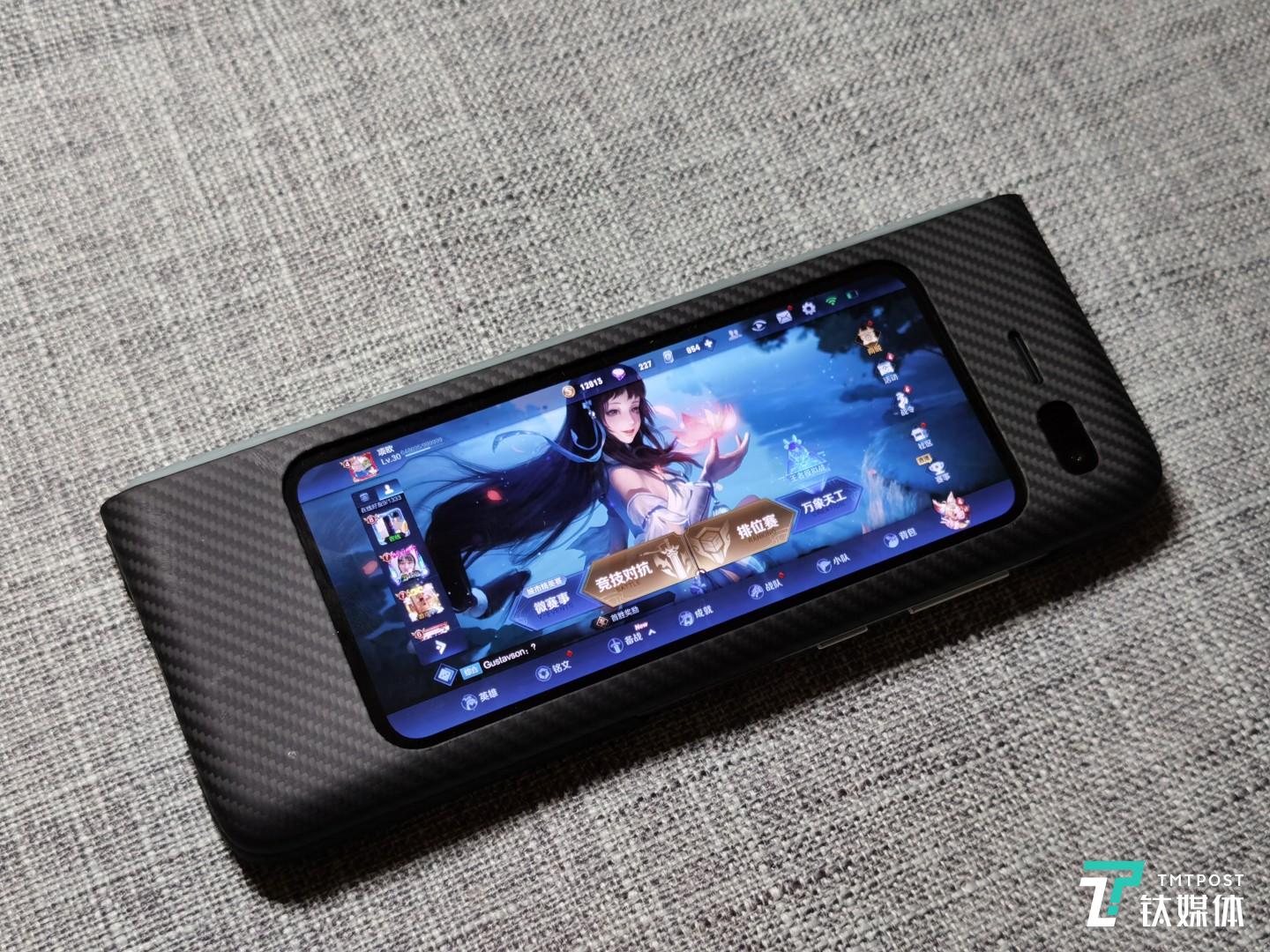 随机附赠碳纤维手机壳