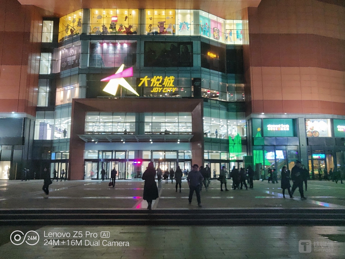 超级夜景模式 焦距：4.28mm 光圈：f/1.8 快门速度：1/35s ISO:120