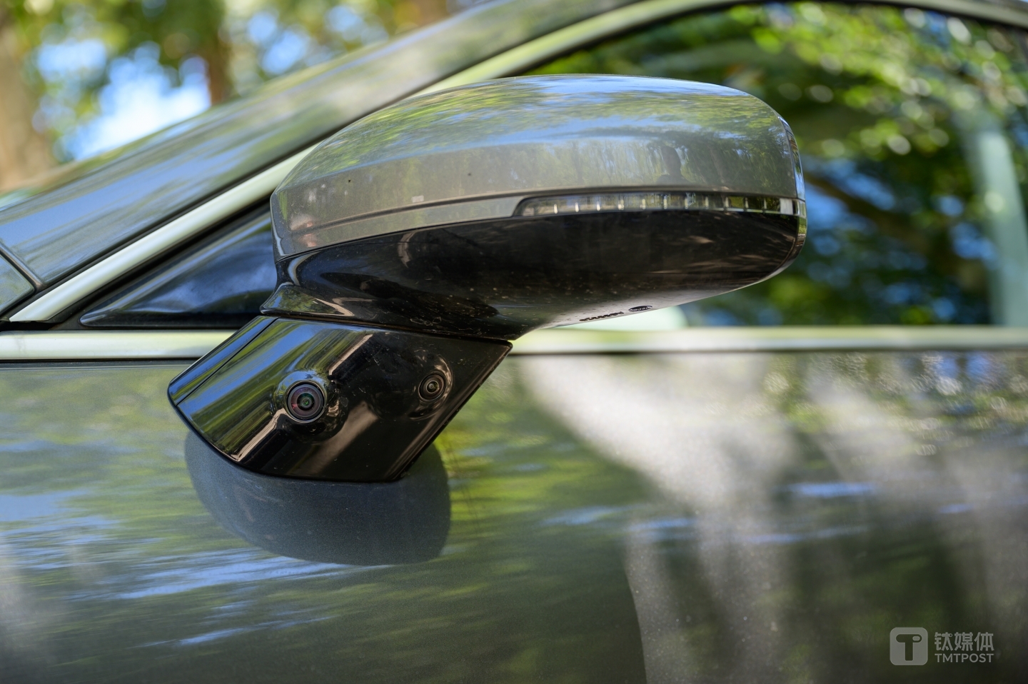 后视镜底部传感器