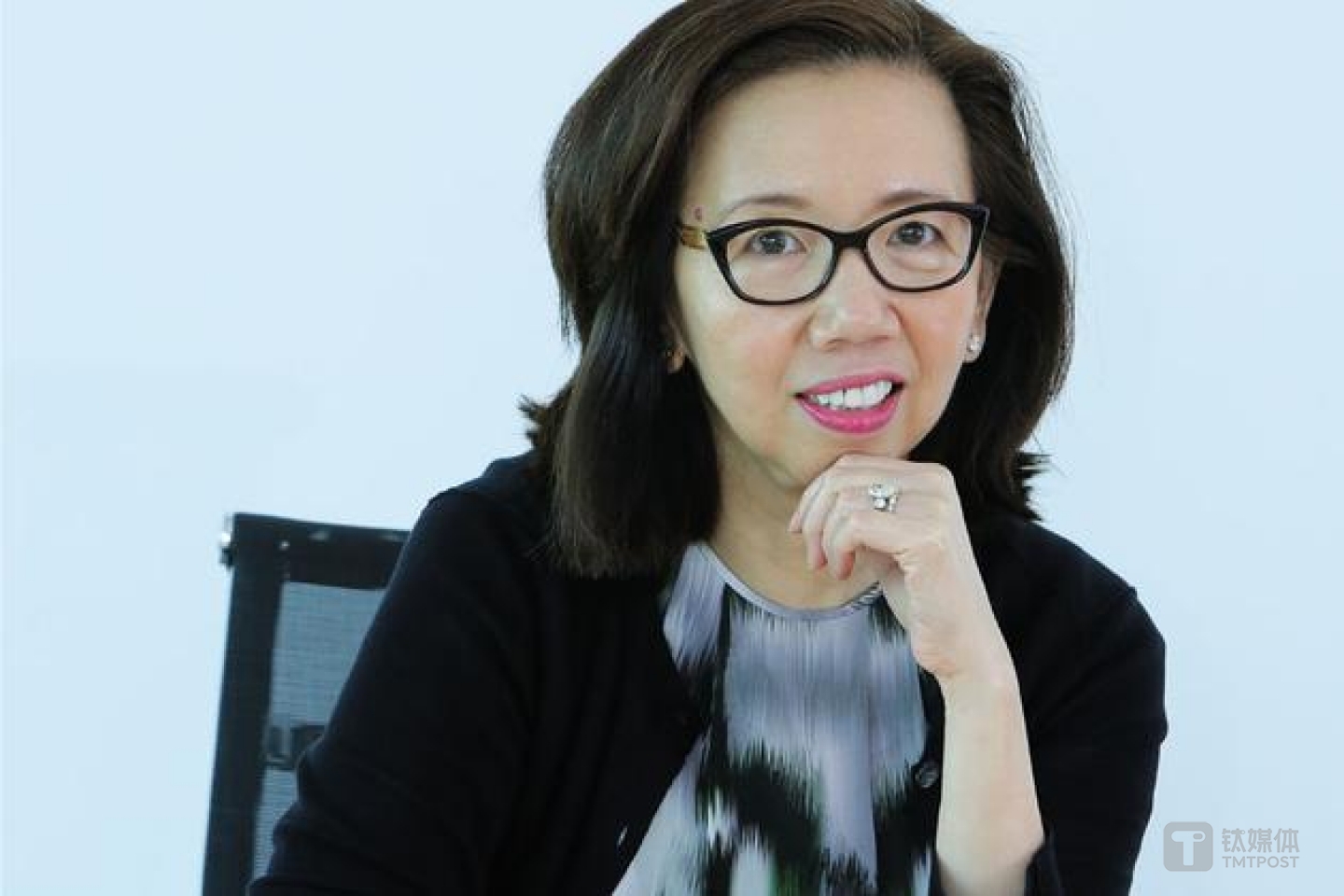 龚万仁具备丰富的员工管理经验。她曾担任沃尔玛全球电商执行副总裁。在雀巢，她最初担任首席财务官，而随后成为了亚洲、大洋洲和撒哈拉以南非洲的负责人。此外，她也担任阿里巴巴董事会成员，以及审计委员会成员。图片来源/wrgogo.com