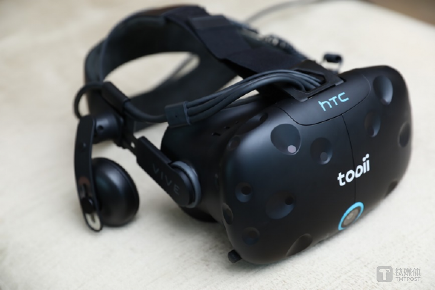 图二：内嵌Tobii眼球追踪模组的HTC Vive头显