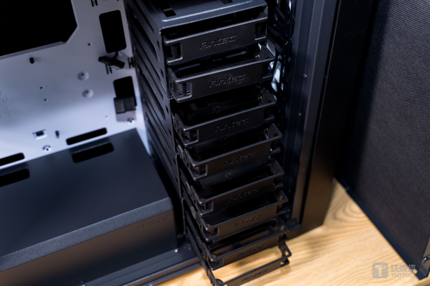 塑料材质的硬盘笼