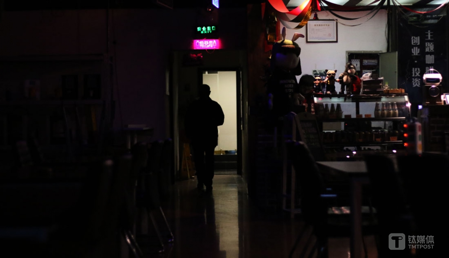 早上7點，王修煜醒來后，洗漱都在咖啡館的洗手間完成。