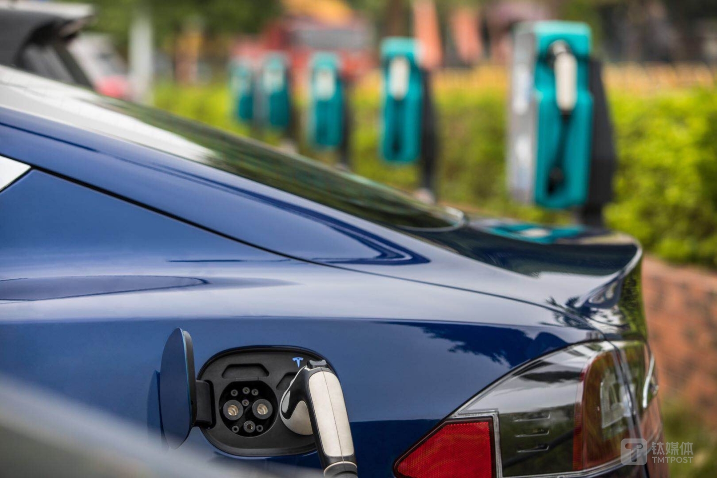充电口从原先的尾灯处挪到翼子板上方