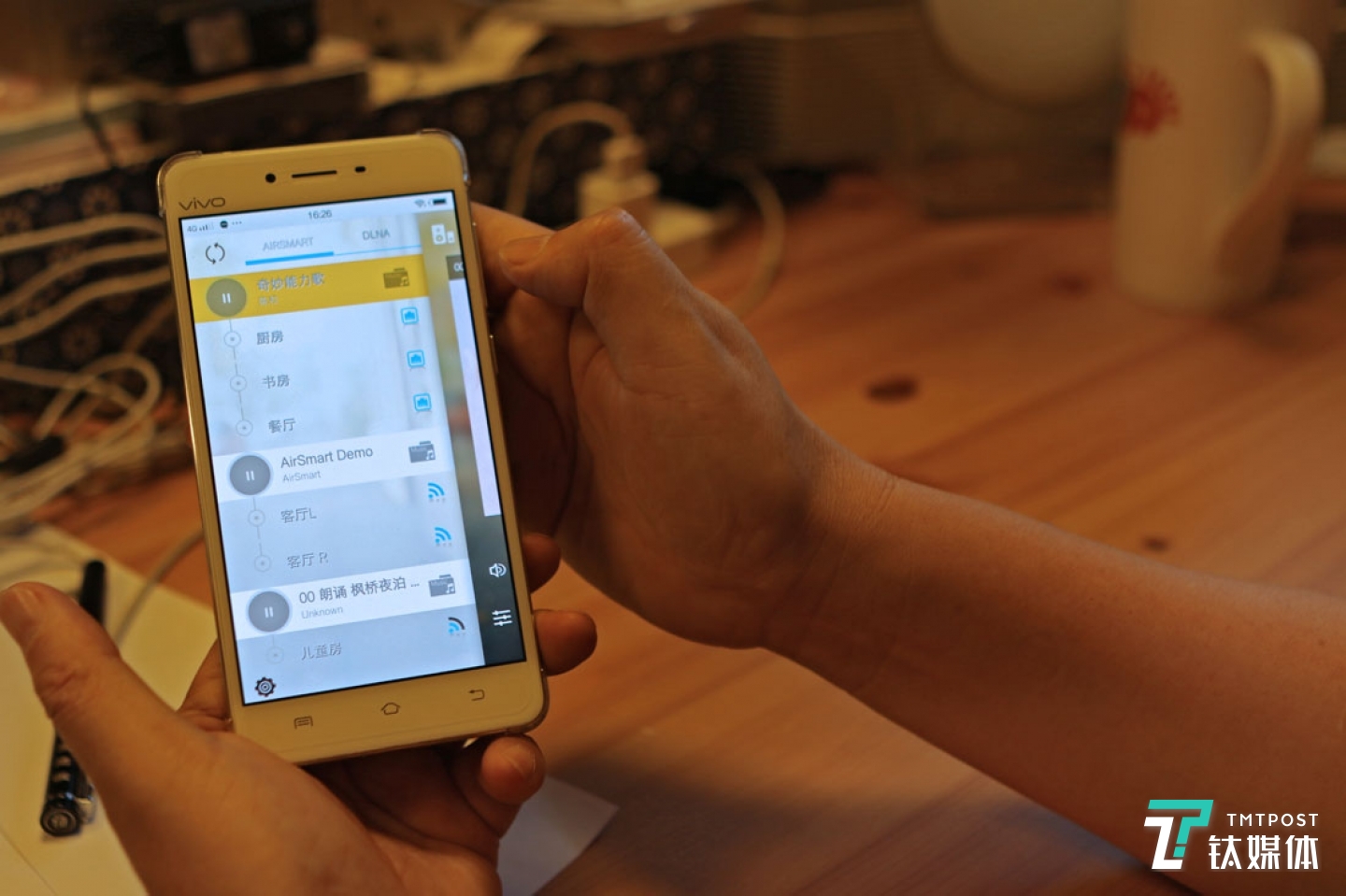 &ldquo;做貓王收音機(jī)，其實(shí)只是一個(gè)小插曲&rdquo;，曾德鈞在2006年左右，預(yù)見(jiàn)到了未來(lái)音響的形態(tài)，于是開(kāi)始研究在線音樂(lè)流媒體，目前，他已經(jīng)擁有相關(guān)應(yīng)用核心架構(gòu)專(zhuān)利，并且作為標(biāo)準(zhǔn)組組長(zhǎng)，承擔(dān)&ldquo;智能音頻國(guó)家標(biāo)準(zhǔn)&rdquo;的建立工作，&ldquo;我們?nèi)绻荒茏鲇布?，價(jià)值不大，也不可能拿到2600萬(wàn)，互聯(lián)網(wǎng)時(shí)代，一定要有軟件、硬件以及核心思維，還有對(duì)系統(tǒng)的理解&rdquo;。通過(guò)這個(gè)應(yīng)用，用戶(hù)可以將家里的音響設(shè)備進(jìn)行編組，通過(guò)音響之間的協(xié)議，實(shí)現(xiàn)一對(duì)多的控制，使音樂(lè)無(wú)縫拼接，&ldquo;我的核心技是做設(shè)備之間連接，做人與音樂(lè)之間的連接，不僅是音響，還包括家里其他職能設(shè)備，這款應(yīng)用已經(jīng)開(kāi)發(fā)成功，將在2016年&ldquo;五一&rdquo;前后上線。&rdquo;