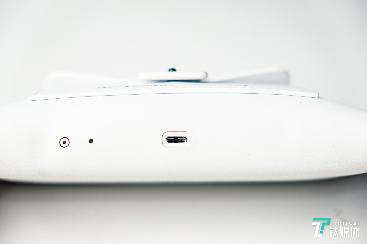 底部充电接口和配对按钮