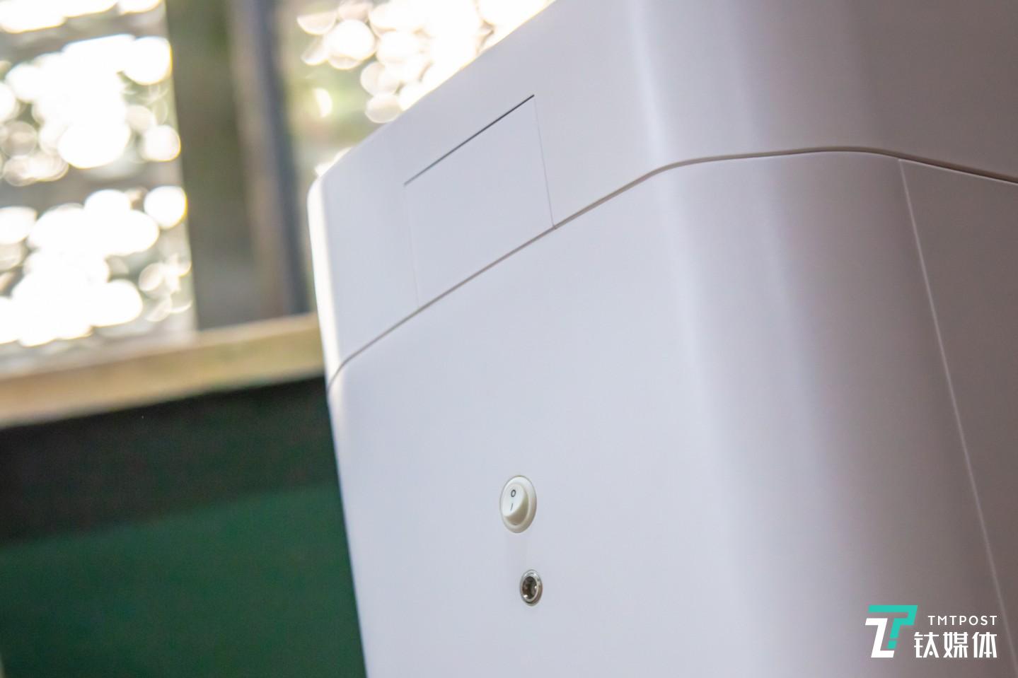 背面开关和充电口