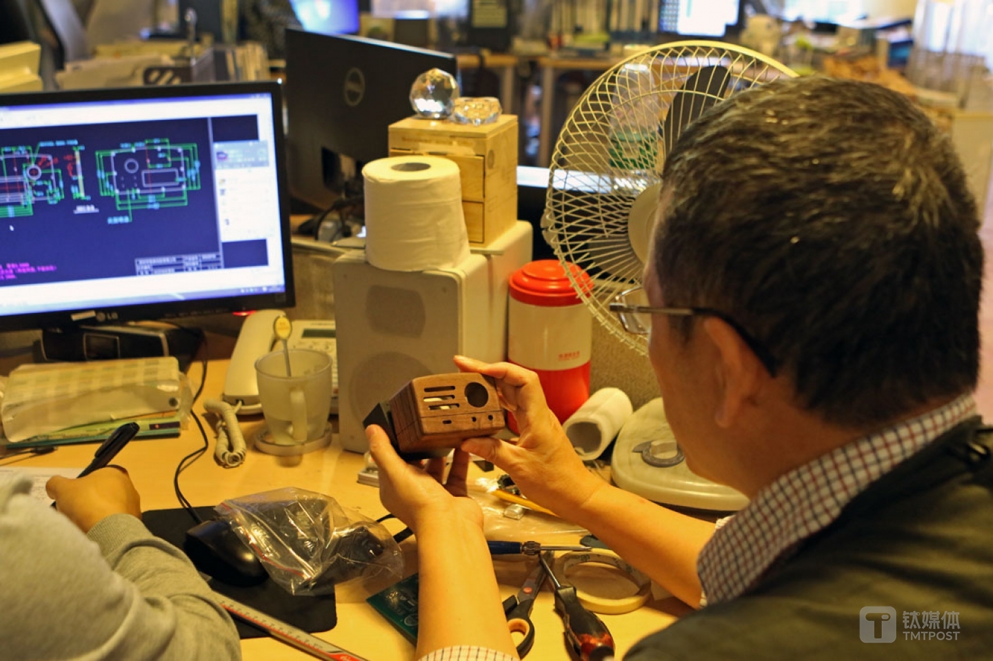 11月，猫王在京东上了全系产品的公益众筹，目标金额200万，这个众筹资金的25%将用来支持曾德钧发起的&ldquo;聚匠计划&rdquo;，这是一个搜罗、记录、为全中国匠人造册的公益项目。为此，曾德钧特意设计了一款猫王Mini，作为未来聚匠计划的礼品送出。