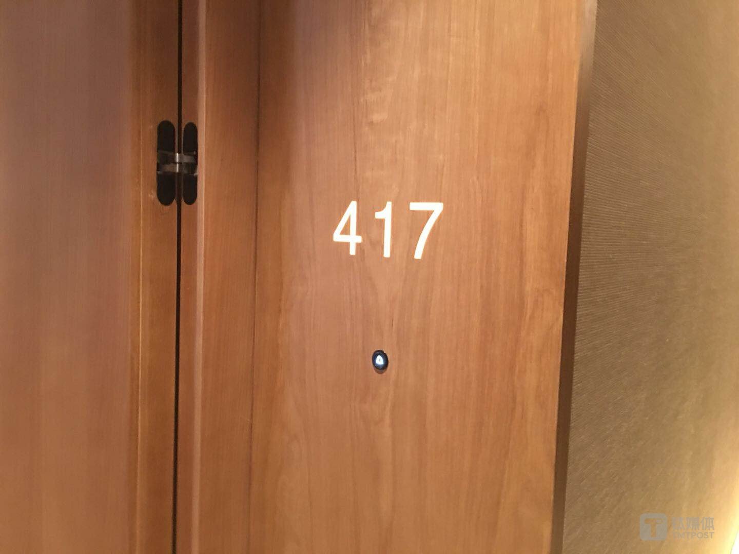 MUJI HOTEL 采用室内温感设备,房间无人时,门外的门铃灯会熄灭。