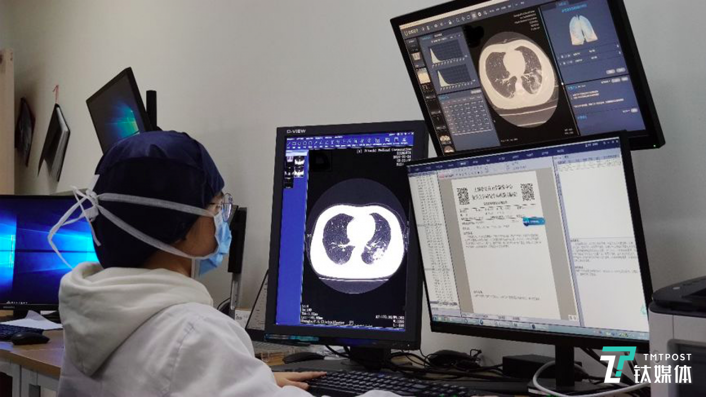医生应用新冠肺炎CT影像系统