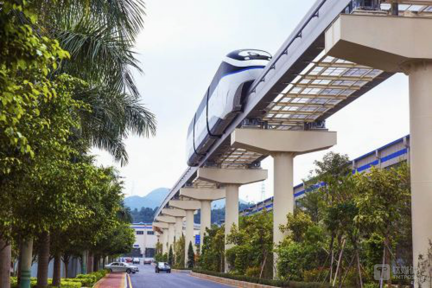 拥有独立路权的云轨正在运行