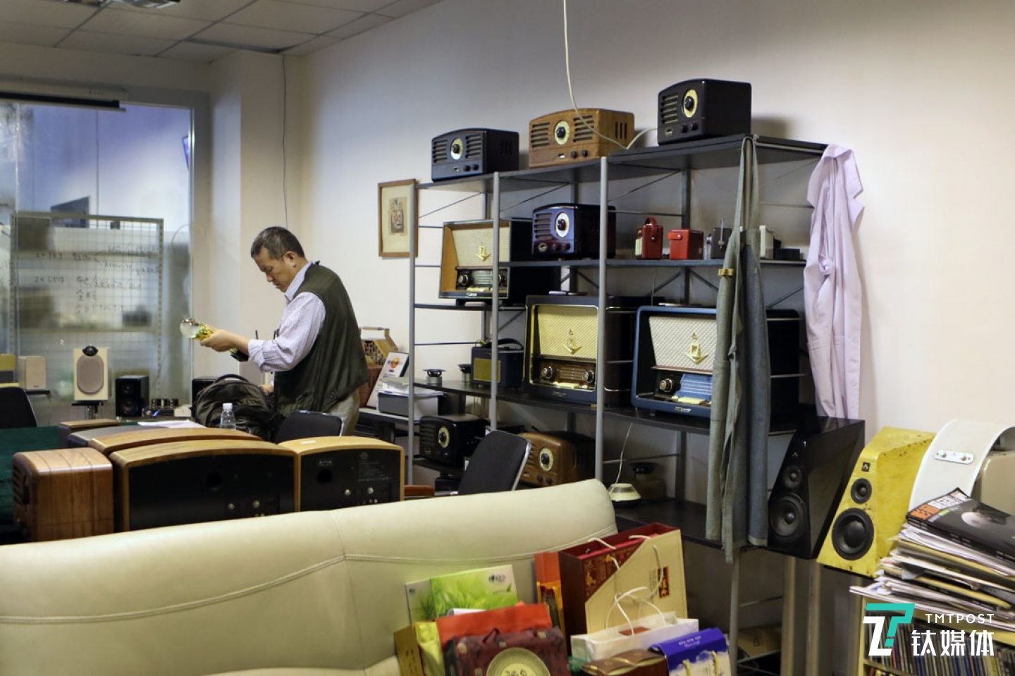 在工廠的辦公室，曾德鈞掏出最近領(lǐng)的一個(gè)行業(yè)獎(jiǎng)項(xiàng)的獎(jiǎng)杯。這些年，他拿到的獎(jiǎng)不計(jì)其數(shù)，其中包括4次CES創(chuàng)新獎(jiǎng)，2015年11月10日，CES頒獎(jiǎng)典禮舉行，通知他去領(lǐng)取2016年度的創(chuàng)新獎(jiǎng)，他沒(méi)有過(guò)去，&ldquo;為了領(lǐng)個(gè)獎(jiǎng)跑紐約去，何必呢，我對(duì)獎(jiǎng)的態(tài)度很冷漠，這只是對(duì)你工作的一個(gè)肯定，不要看得太重&rdquo;，而其他很多靠&ldquo;贊助&rdquo;頒獎(jiǎng)的場(chǎng)合找到曾德鈞，他一概拒絕，&ldquo;客戶(hù)對(duì)我的認(rèn)同才是最大的認(rèn)同，不需要這些方式來(lái)認(rèn)同&rdquo;。