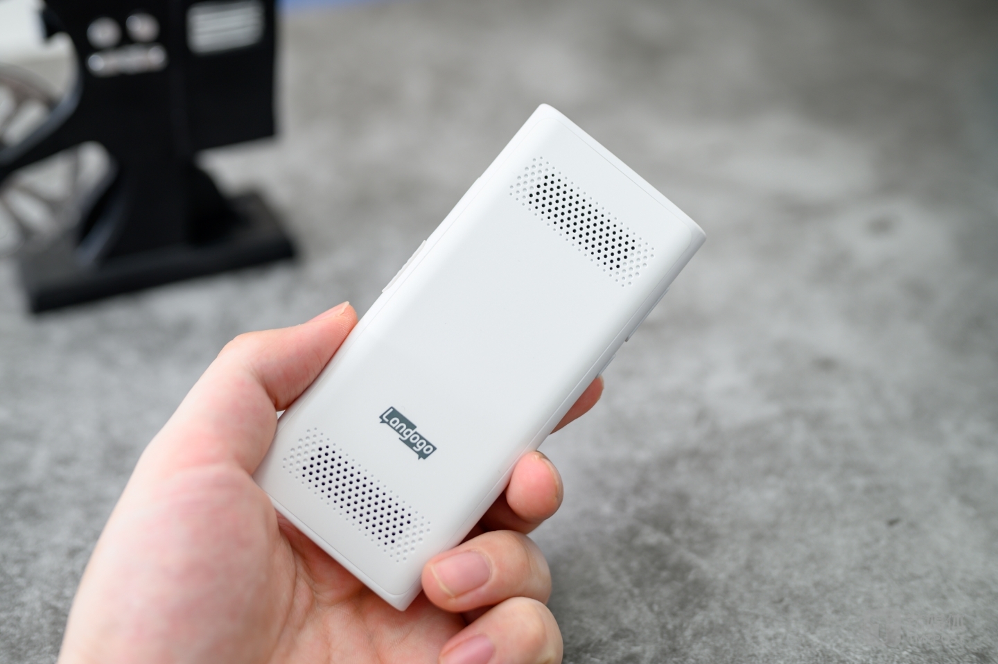 背面的扬声器开孔